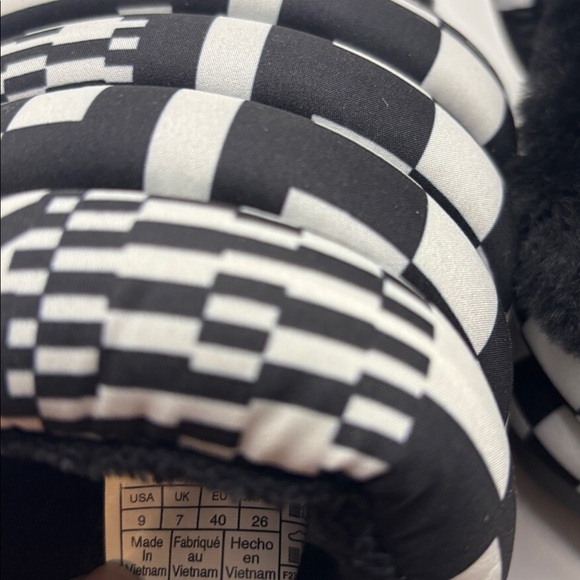 UGG Black & White Maxi Checks Slide Sandals SZ 9 Sheepskin platform puffy NWOB - Picture 8 of 10